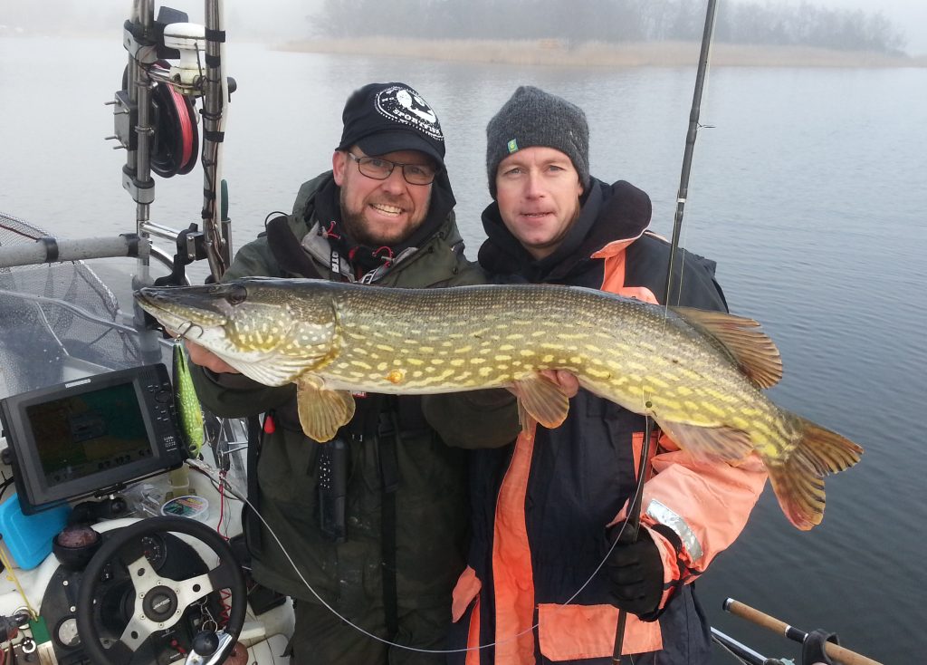 Fiskeguidning efter gädda med fiskeguide Mikael Puhakka www.fishguide.se 