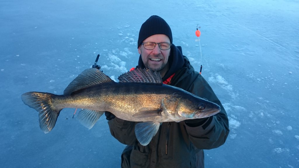 Micke med ismetegös i skymningsljuset!! Fiskeguidning med fiskeguide Mikael Puhakka www.fishguide.se